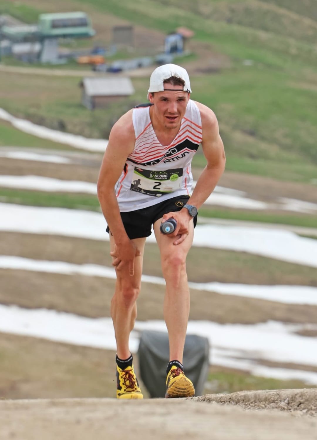 [Nombre del atleta] disfrutando de la naturaleza